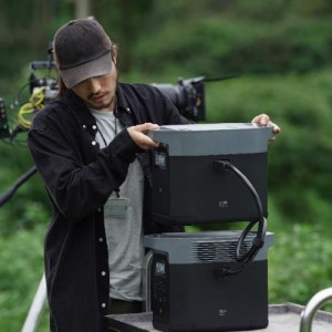 5 Artículos imprescindibles para una producción: Gaffer tape, batería Ecoflow, stands para luces, luces y alimentación.